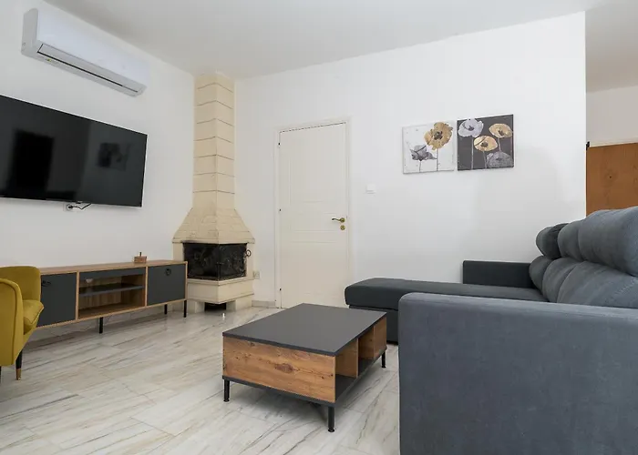 Maple Oak Apartment 102